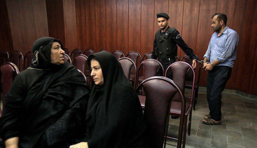 مواجه پدر و مادر آتنا اصلانی با شیطان پارس آباد در اولین جلسه دادگاه + تصاویر