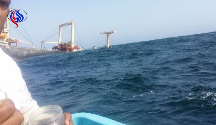 غرق شدن کشتی اماراتی در سواحل عمان 