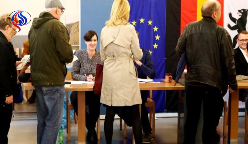 ألمانيا تواصل الاقتراع وتوقع فوز تحالف ميركل 