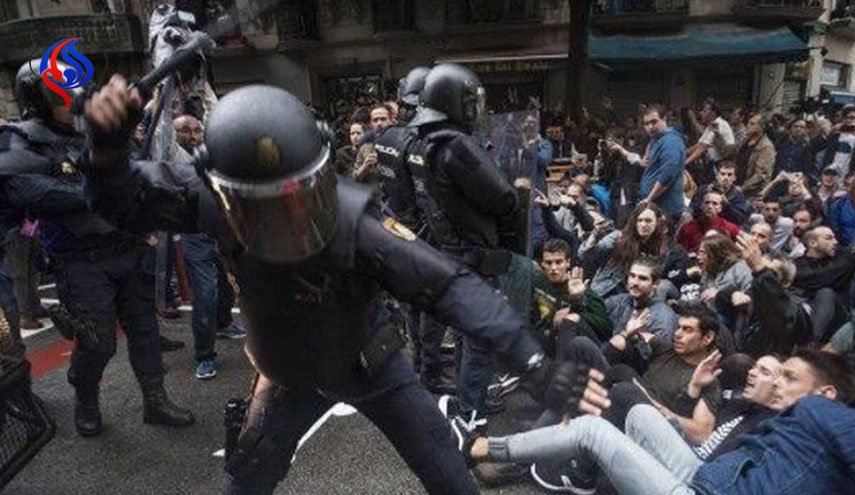 خشونت پلیس و احتمال شکایت کاتالان ها از دولت اسپانیا+عکس 