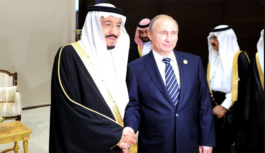 شاهد بالفيديو... الملك سلمان يتعرض لموقف محرج فور وصوله إلى روسيا