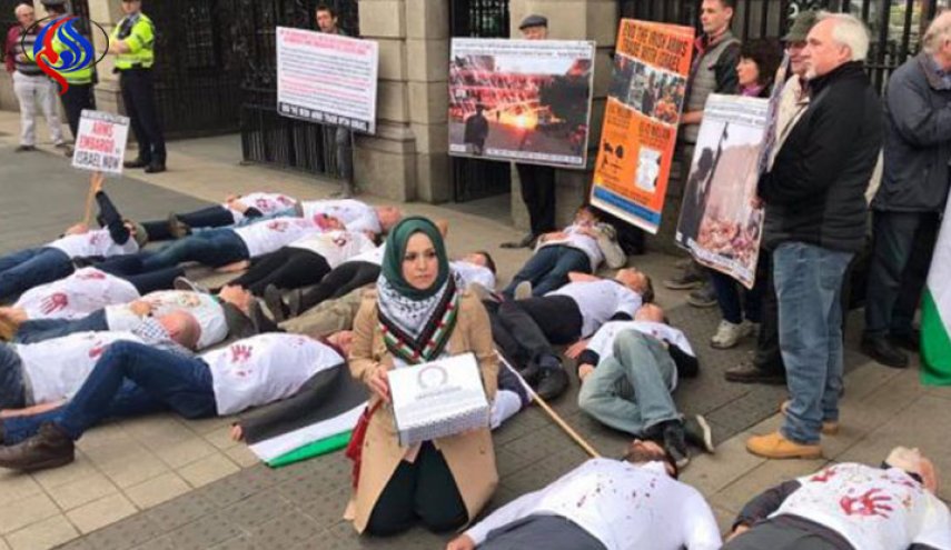 بالصور: التضامن الايرلندي  مع فلسطين تسلم الحكومة عريضة تطالب بانهاء تجارة الاسلحة مع الكيان الاسرائيلي