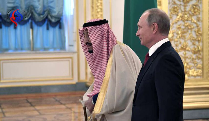 صورة.. شاهد بوتين يصب الشاي بنفسه للملك سلمان