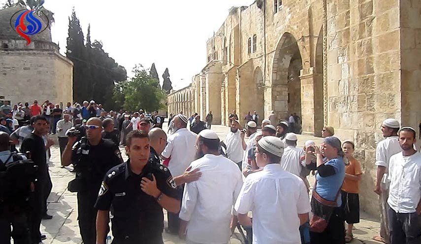 مستوطنون يقتحمون قبر النبي يوسف (ع) واعتقالات بالضفة