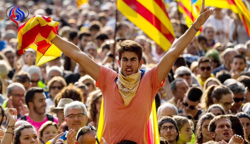 افزایش فشارها بر رئیس کاتالونیا برای خودداری از اعلام استقلال از اسپانیا