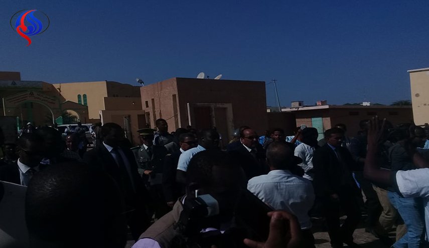 موريتانيا.. شباب يجبرون الرئيس على زيارة ملعب كرة قدم