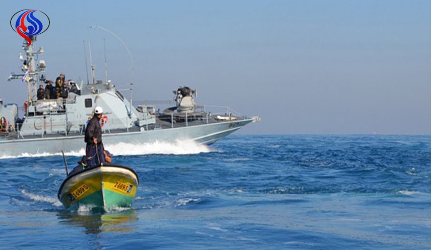 زوارق الاحتلال تستهدف مراكب الصيادين وسط قطاع غزة