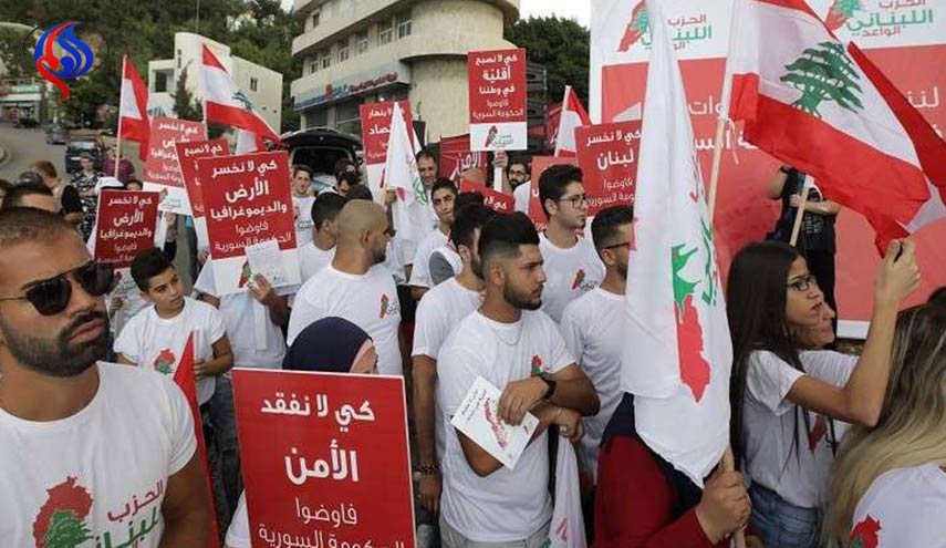 طلب عشرات المتظاهرين اللبنانيين بترحيل اللاجئين السوريين!