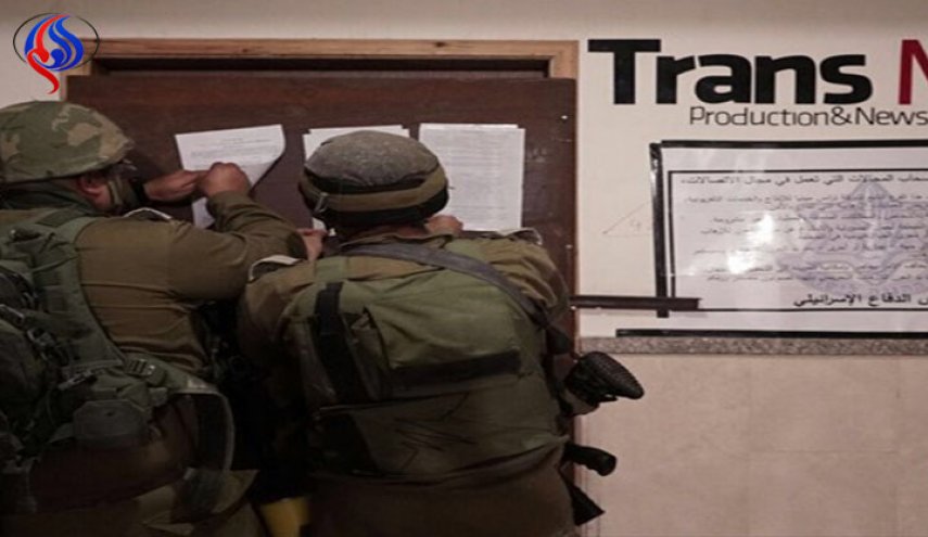 بالصور: قوات الاحتلال تغلق وسائل اعلام وشركات انتاج في الضفة الغربية المحتلة