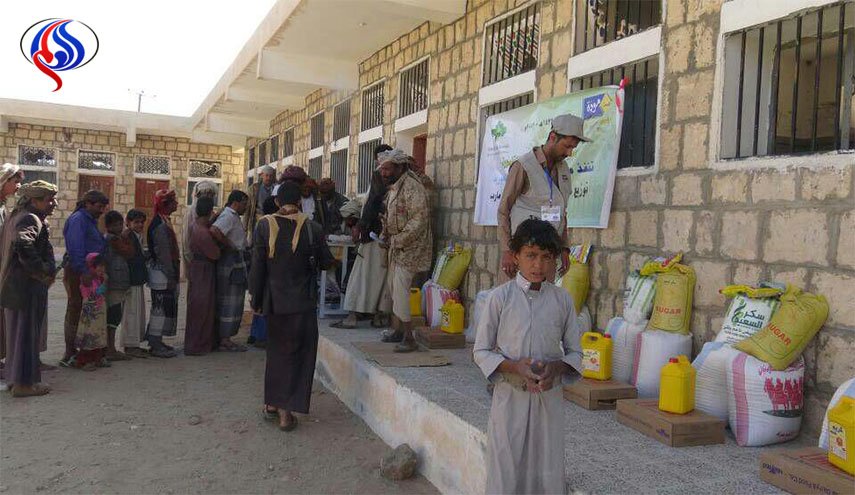 توزيع سلال غذائية على مئات الأسر الفقيرة في محافظة مأرب اليمنية + صور