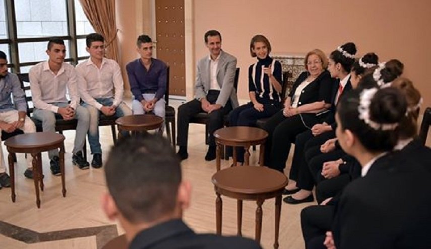 بالصور..الرئيس الأسد وزوجته يستقبلان أبناء الشهداء المتفوقين