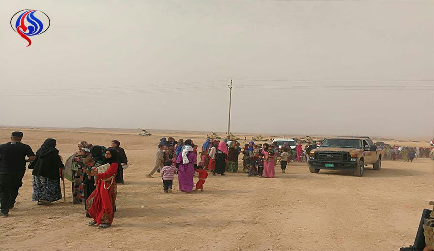 بالصور.. مدنيون عراقيون يغادرون مناطقهم استجابة لنداء القوات الأمنية