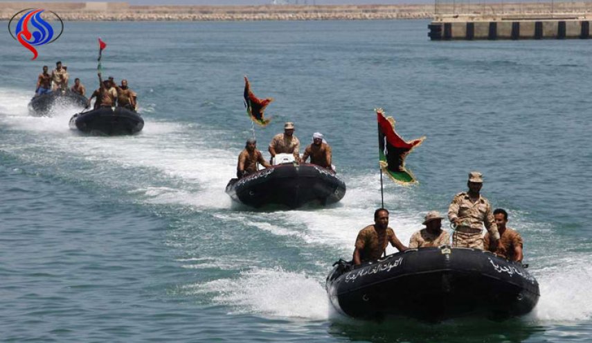خفر السواحل الليبى يعترض زورقا مكدسا بـ150 مهاجرا