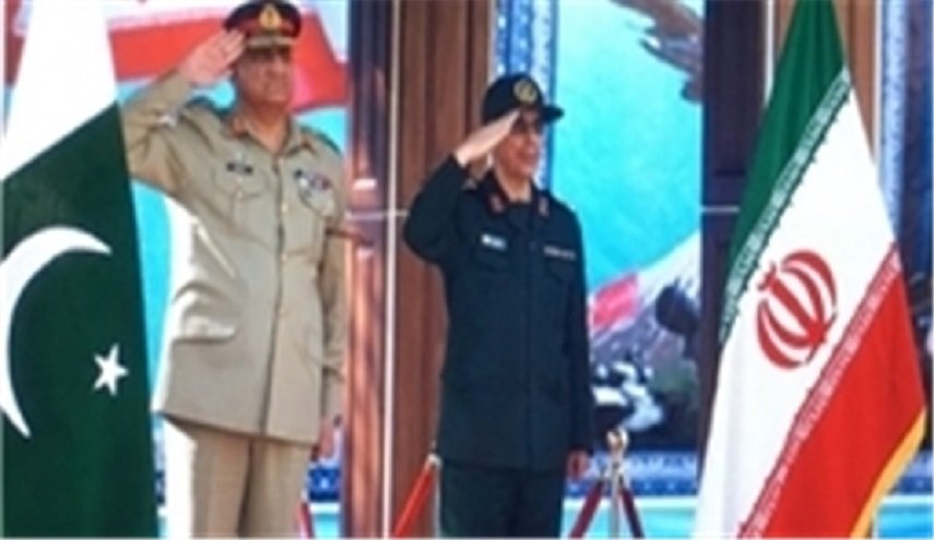 رئيس الاركان الايرانية يبحث مع قائد الجيش الباكستاني توطيد العلاقات الدفاعية