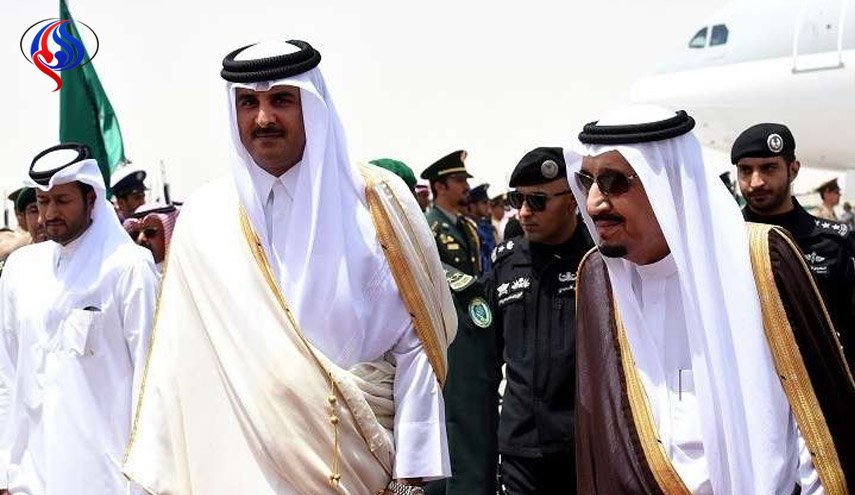 أمير قطر يعزي الملك سلمان وولي عهده والأمير مقرن