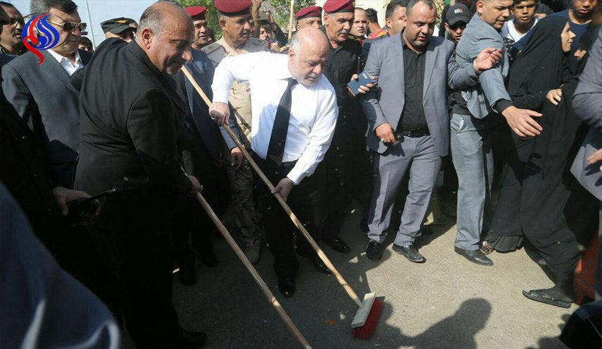 بالصور.. ماذا يفعل رئيس وزراء العراق بهذه المكنسة؟