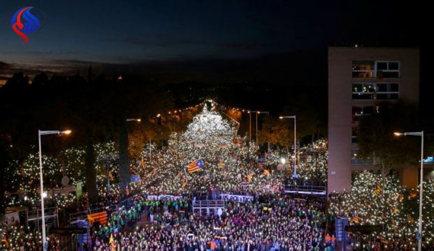 مظاهرة حاشدة في برشلونه بمشاركة مئات آلاف الكاتالونيين 