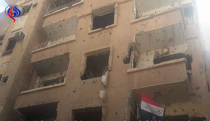 الجيش السوري يرفع العلم على منزل رياض حجاب ويشعل مواقع التواصل 
