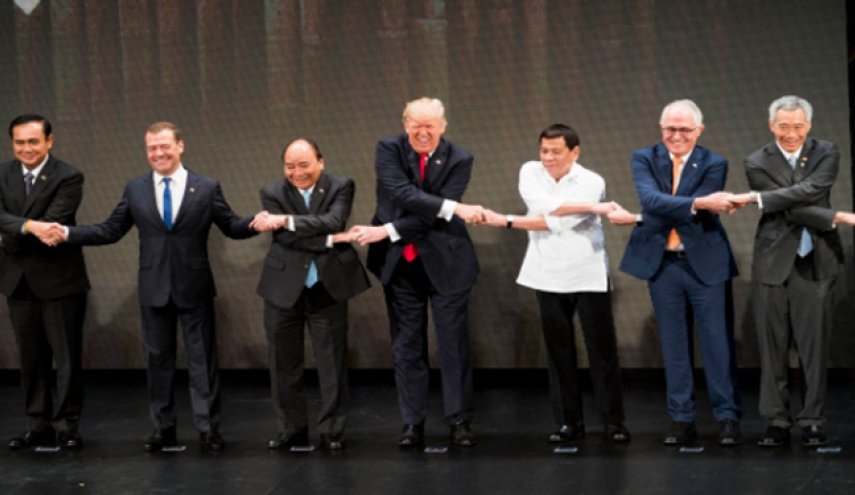 دست دادن ترامپ در فیلیپین سوژه شد + عکس

