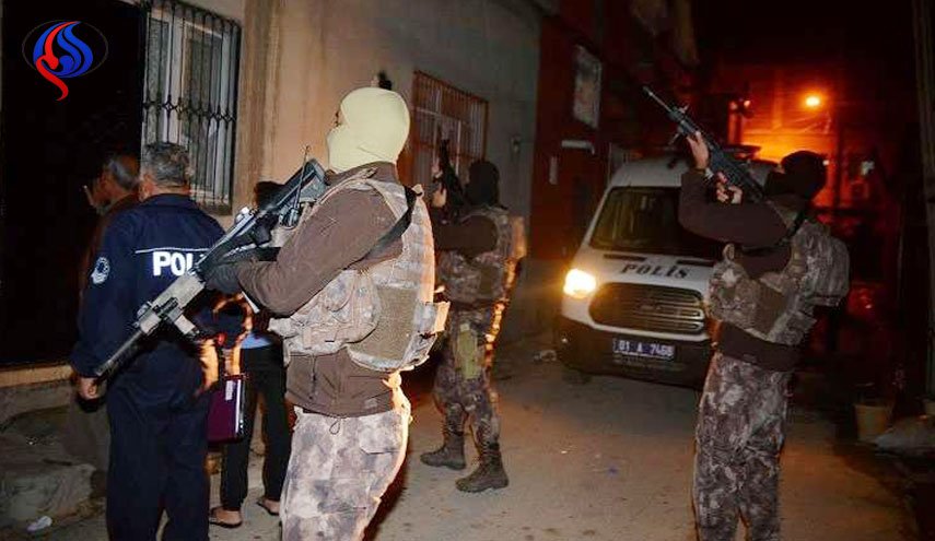 تركيا تحتجز 136 شخصاً بينهم معلمون ورجال شرطة 