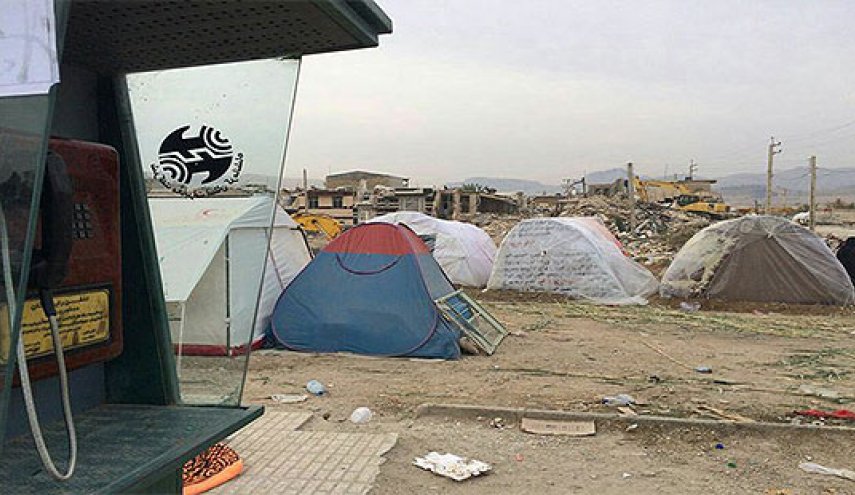 نصب تلفن‌ همگانی در کنار چادر زلزله زدگان