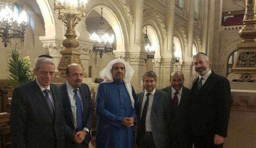 وزير سعودي سابق يزور أكبر كنيس يهودي في باريس