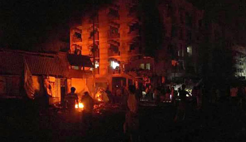 انفجار سيارة ملغومة أمام وزارة المالية اليمنية في عدن