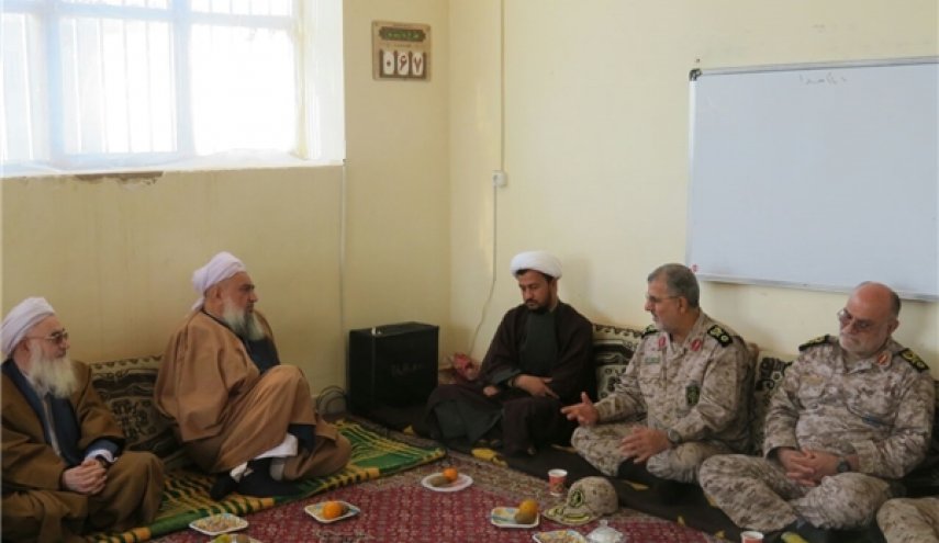 قائد القوة البرية بالحرس الثوري يلتقي علماء السنة في شمال شرق ايران+ صور