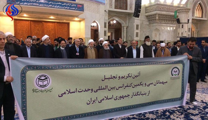 ضيوف مؤتمر الوحدة يضعون اكليلاً من الزهور على ضريح مؤسس الجمهورية الاسلامية