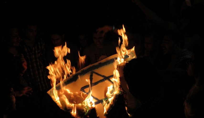 رفضًا لقرار ترمب..حرق علم اسرائيلي في القاهرة وإسطنبول