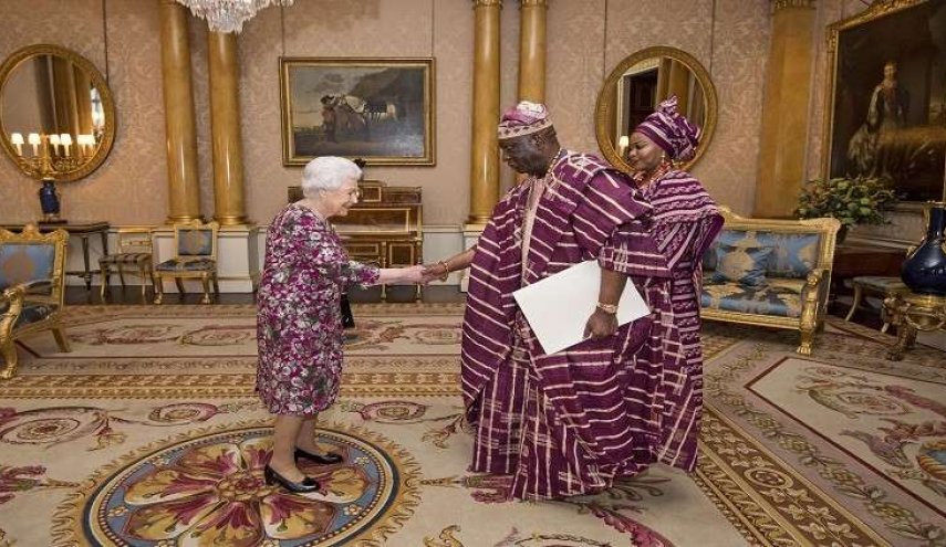 الملكة البريطانية ترتدي زيا غير مألوف لاستقبال رسمي