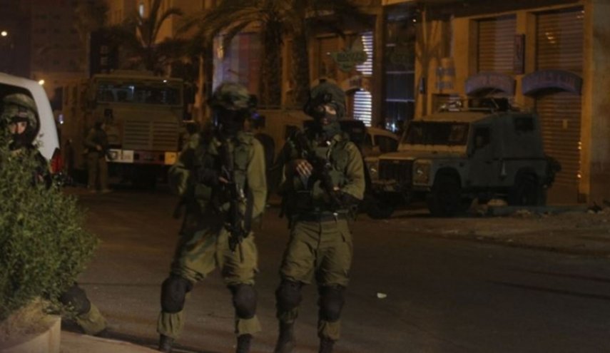اعتقال 12 فلسطينيًا خلال مداهمات في الضفة الغربية