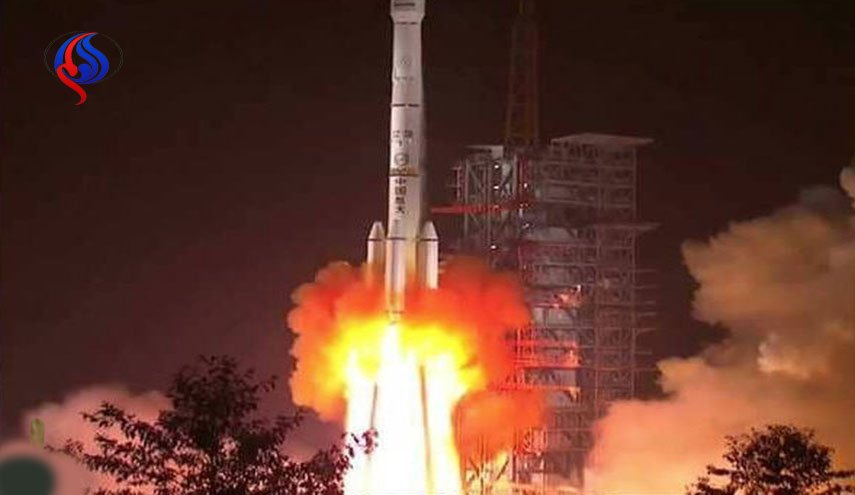 الصين تطلق أول قمر اتصالات فضائي لبلد عربي 