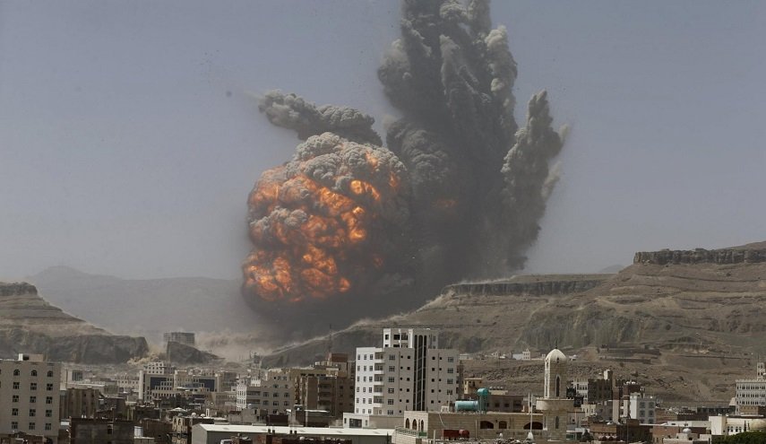 عشرات الغارات لطيران العدوان تستهدف محافظات يمنية