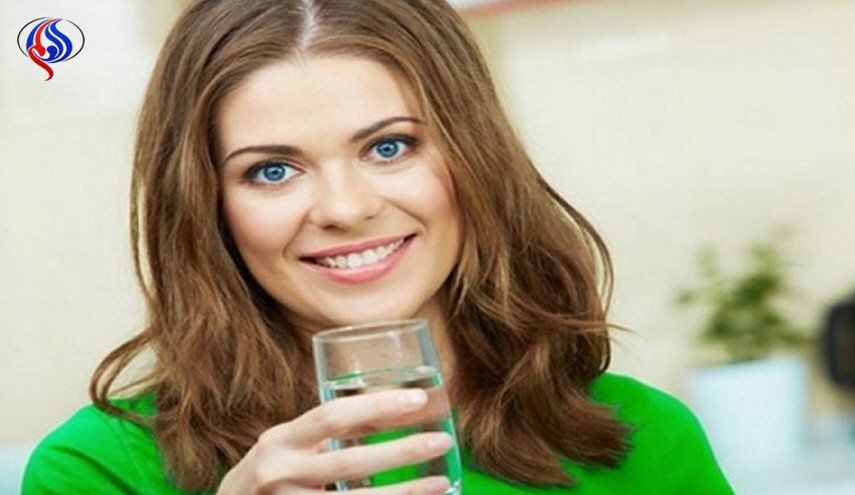 هل يجب شرب الماء أثناء تناول الطعام؟