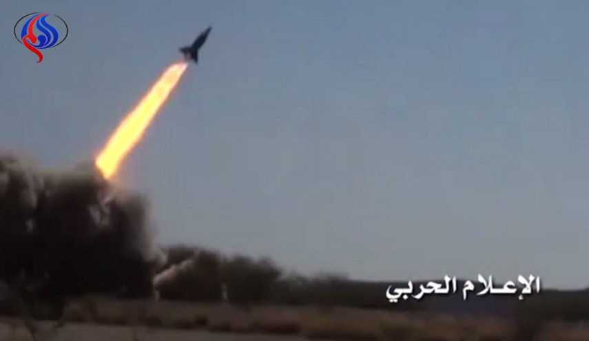 صاروخ صمود يدك تجمعات مرتزقة العدوان السعودي وآلياتهم في جيزان