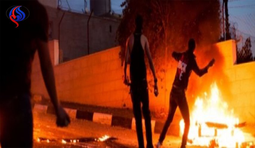 شبان يحرقون برج مراقبة للاحتلال في مدينة قلقيلية