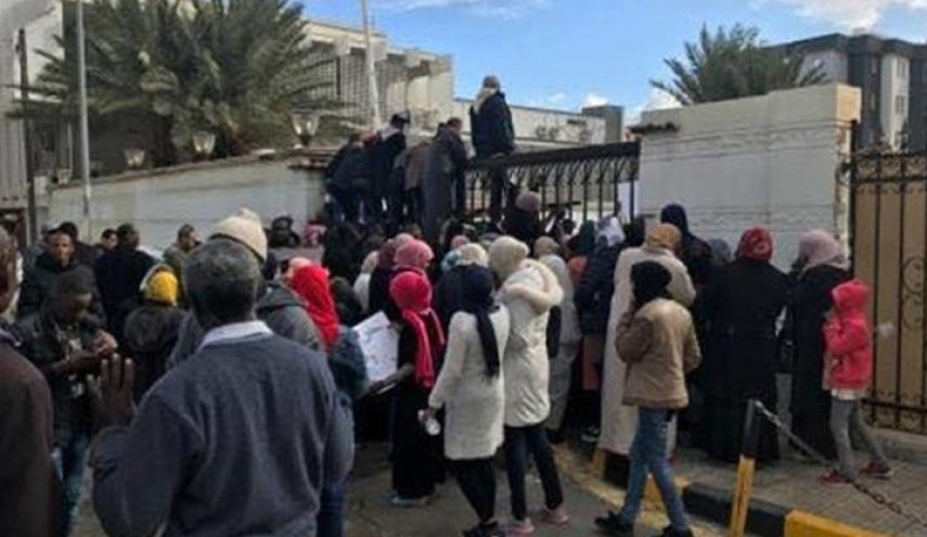 ليبيا: نازحون يحاولون اقتحام مقر حكومة الوفاق في طرابلس