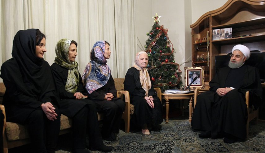 روحاني يزور عوائل الشهداء المسيحيين + صور