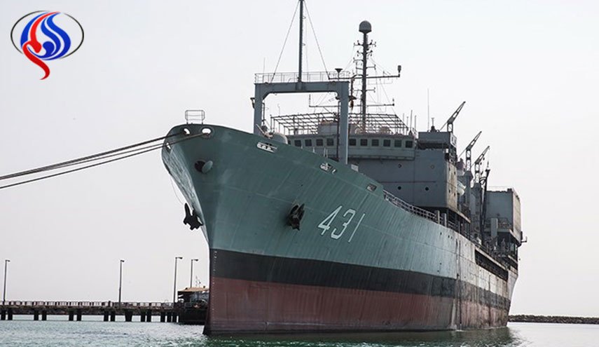قائد البحرية الايرانية يتفقد سير عملية تصليح السفينة الحربية 