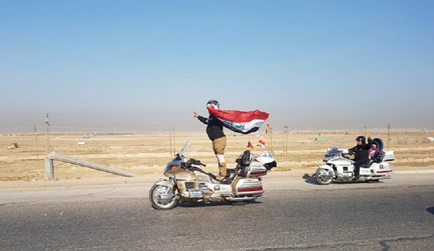 بالصور.. عراقي يقود دراجته وقوفاً من البصرة الى ذي قار!
