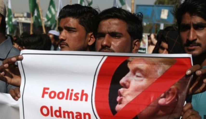 معترضان پاکستانی پرچم آمریکا را آتش زدند
