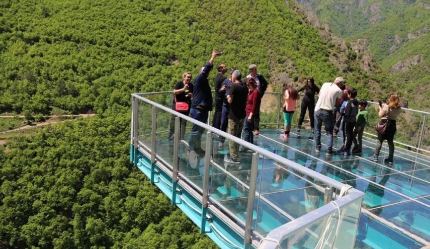 الشرفة الزجاجية في وادي هاتيلا تركيا