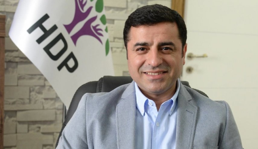 زعيم حزب الشعوب الديمقراطي بتركيا يتنحى عن منصبه