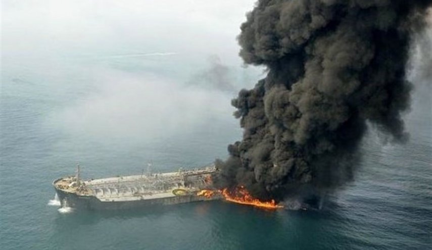 ادامه آتش‌سوزی در نفتکش ایرانی؛ احتمال انفجار و غرق شدن وجود دارد

