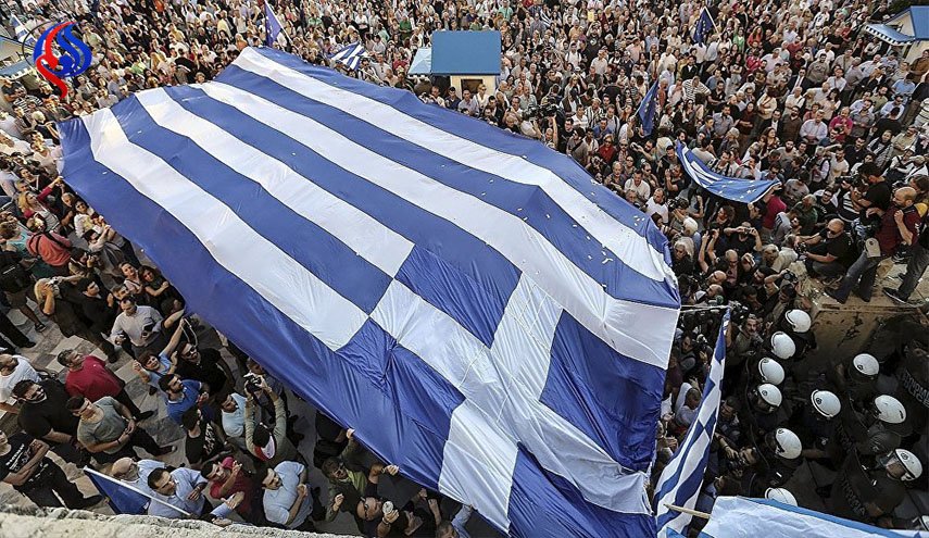 يونانيون مناهضون للتقشف يقتحمون وزارة العمل