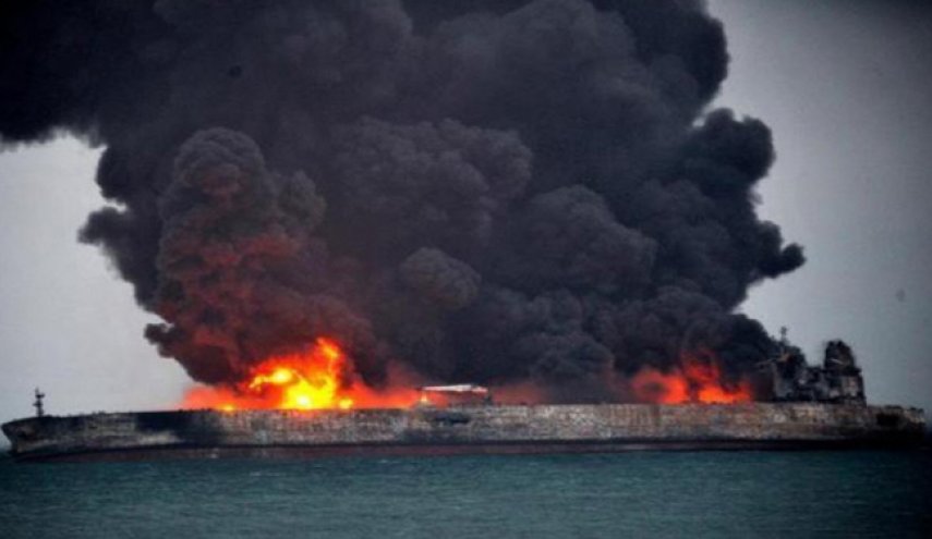 النيران قد تظل مشتعلة في ناقلة النفط الإيرانية لمدة شهر

