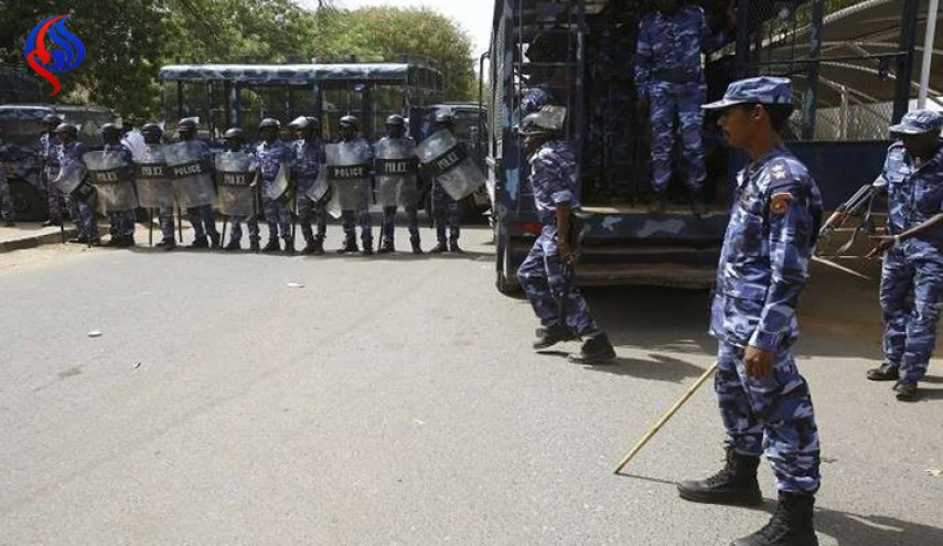 الشرطة السودانية تفرق محتجين بالغاز المسيل للدموع