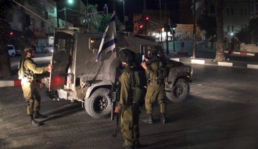الاحتلال يعتقل 10 فلسطينيين من الضفة والقدس

