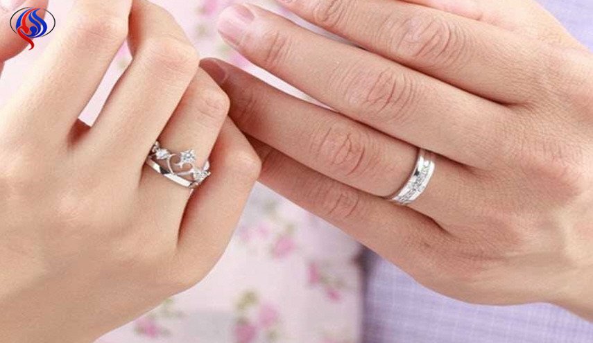 الكشف عن سر وضع خاتم الزواج في اليد اليسرى